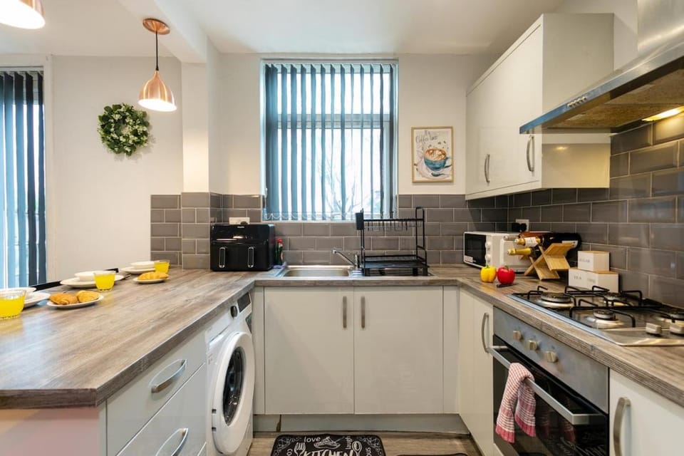 Luxury Spacious Villa, 5 Bedrooms, Sleeps 10, 8 Beds, Free Parking, WIFI, City Center House in Leicester
