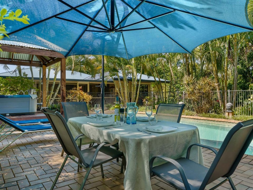 Day, Garden, Dining area, Garden view, Pool view, Swimming pool