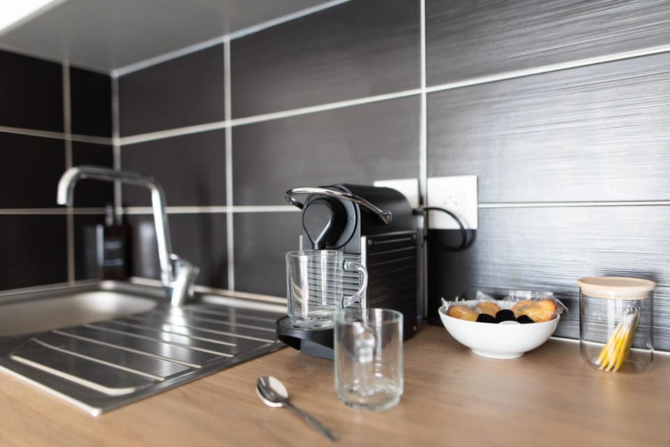 Coffee/tea facilities, Kitchen or kitchenette, stove