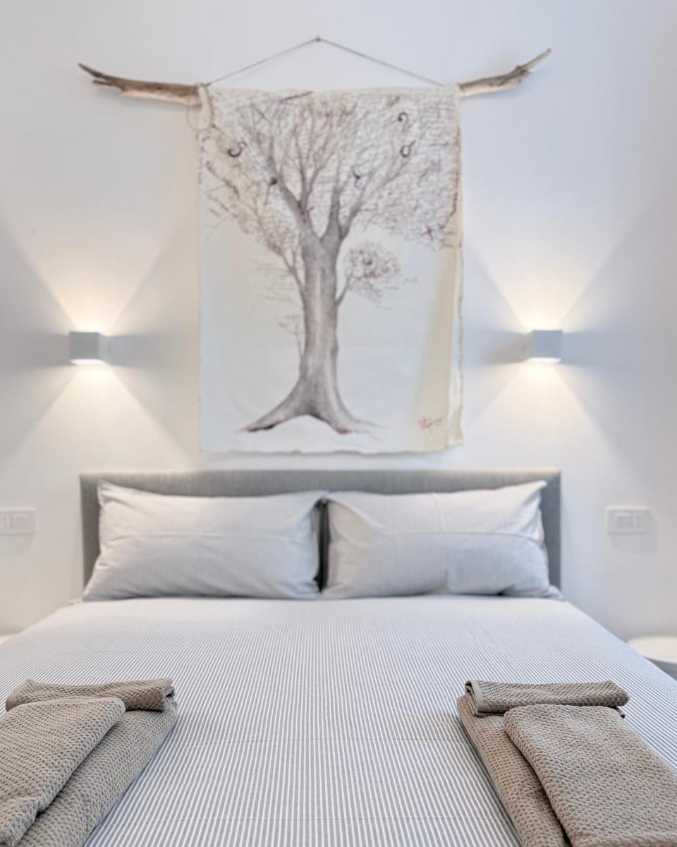Bed, Bedroom, towels