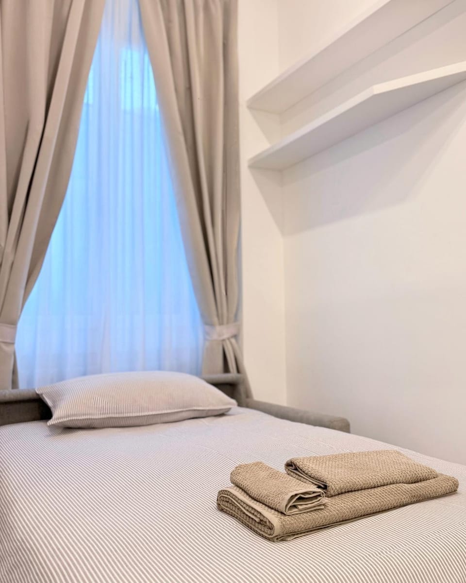 Bed, towels