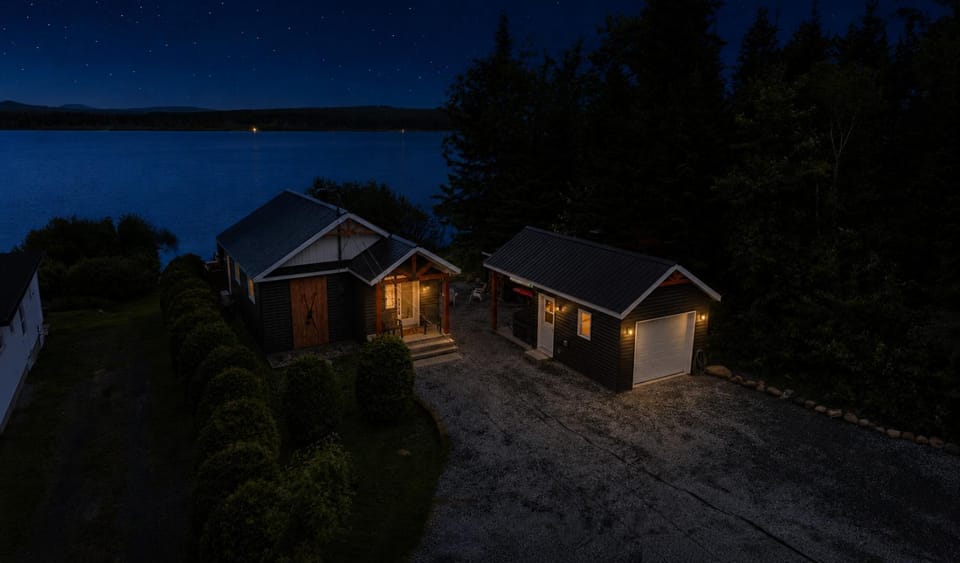 232 on the Lake, Spa, Ski, Golf, Snowmobile Chalet in Quebec