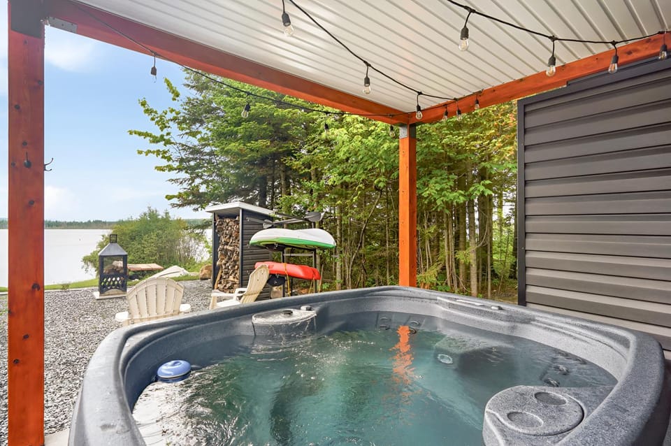 232 on the Lake, Spa, Ski, Golf, Snowmobile Chalet in Quebec