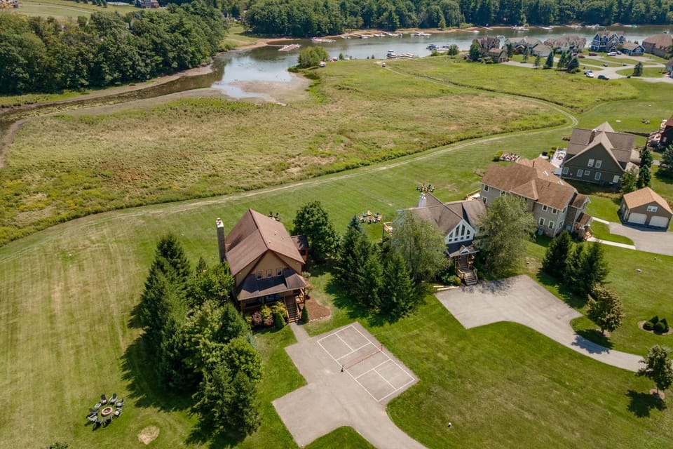 Bear and Grin Inn by Railey Vacations House in Deep Creek Lake