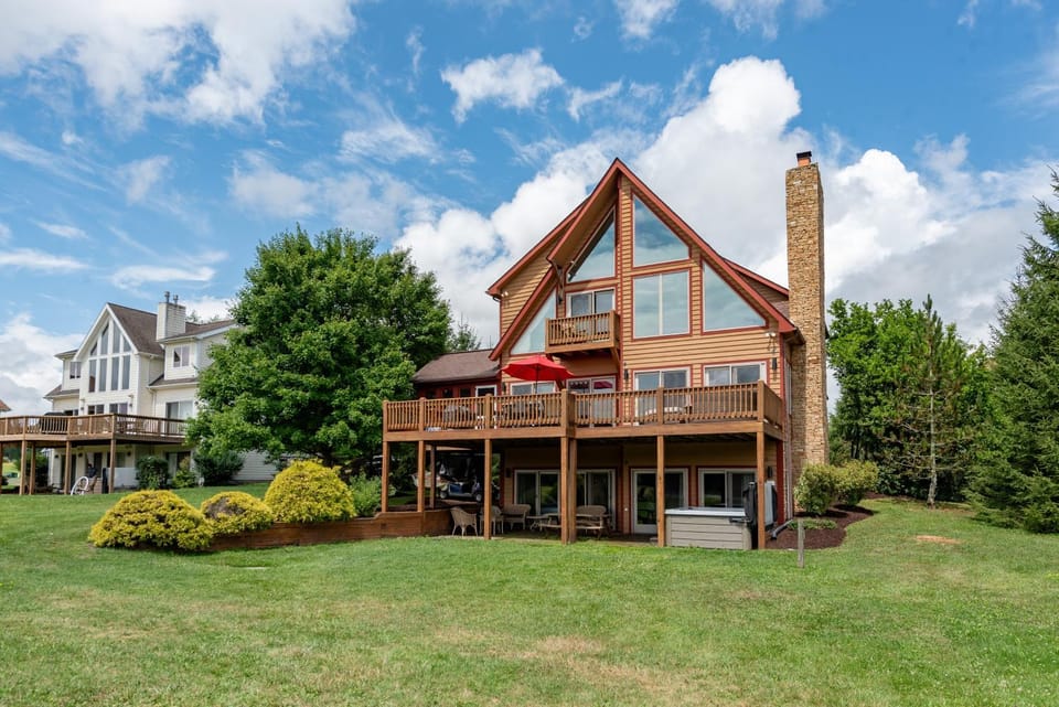 Bear and Grin Inn by Railey Vacations House in Deep Creek Lake
