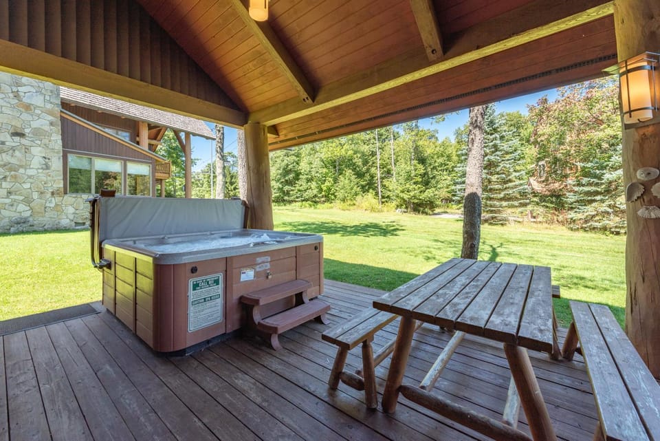 Bear Bottom Lodge House in McHenry