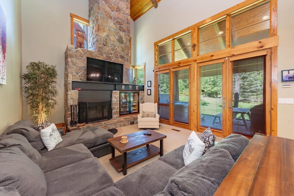 Bear Bottom Lodge House in McHenry
