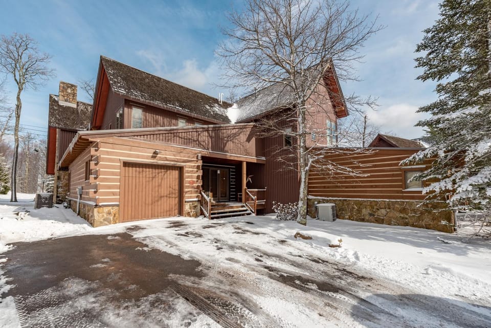 Bear Bottom Lodge House in McHenry