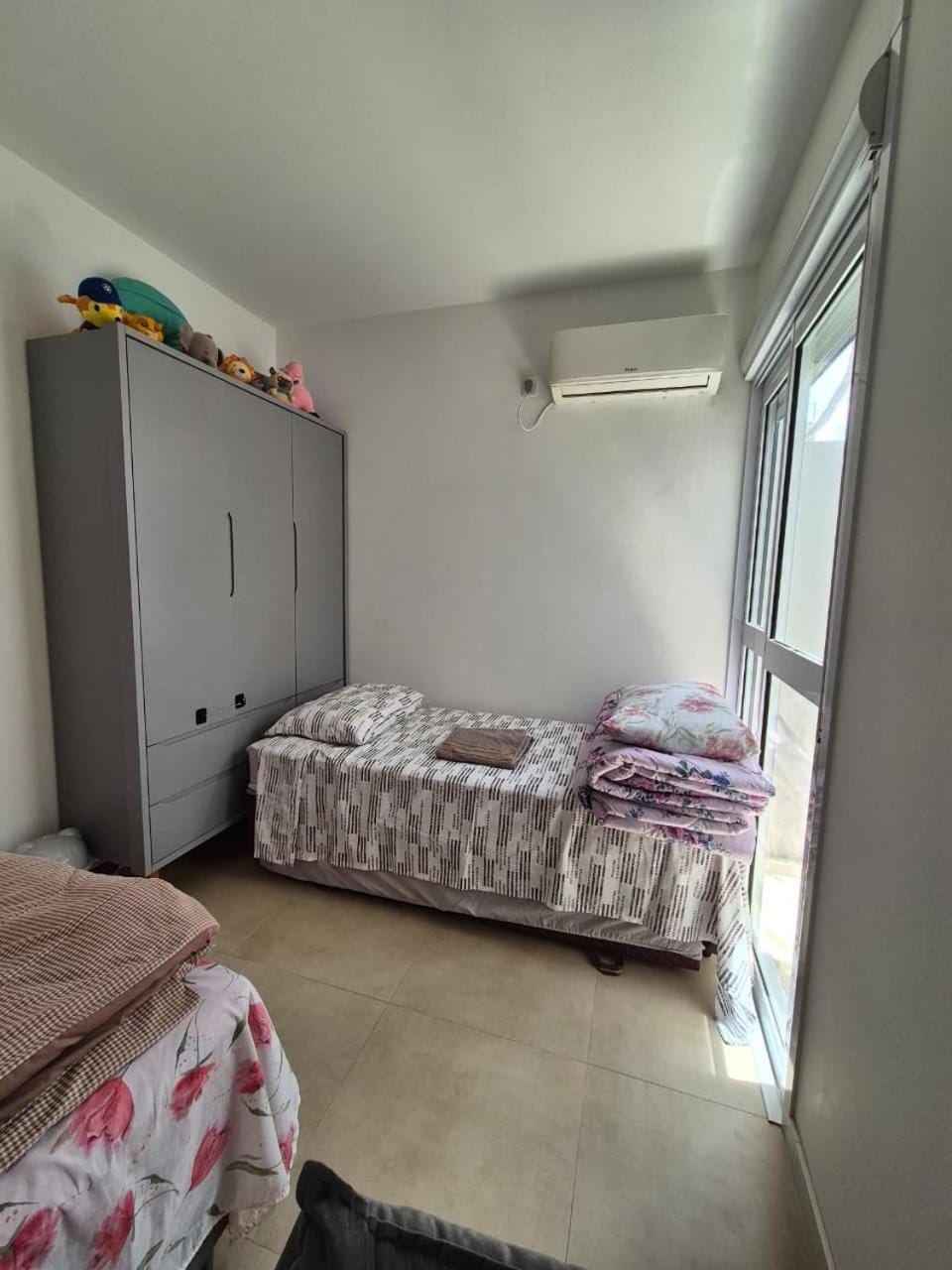 Bed, air conditioner