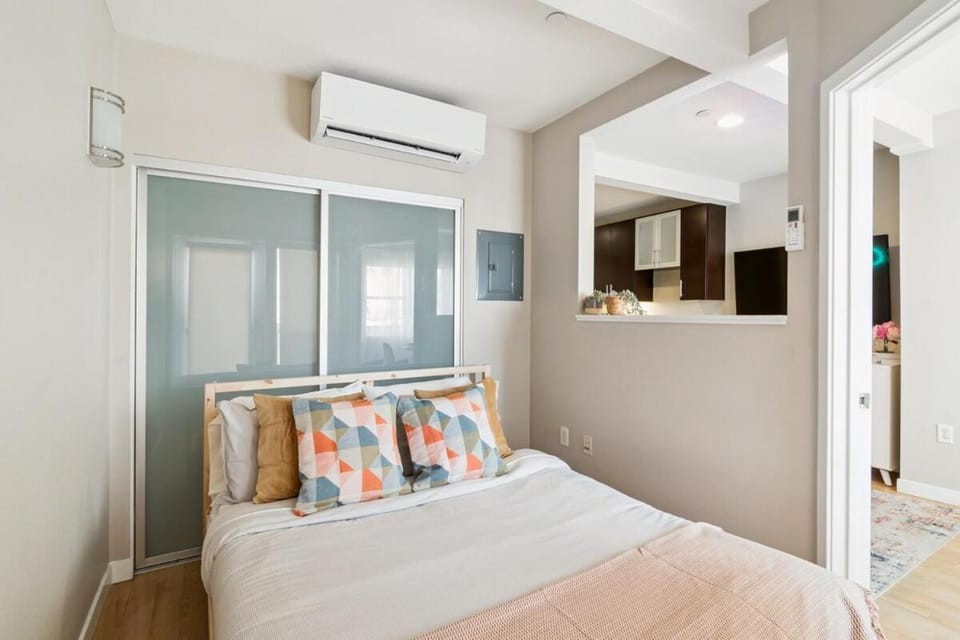 Sunny Santa Monica Retreat, Walk to Beach Apartment in Santa Monica