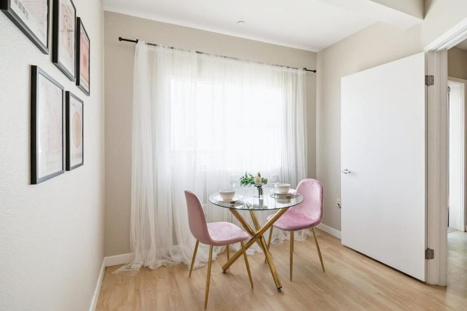 Sunny Santa Monica Retreat, Walk to Beach Apartment in Santa Monica