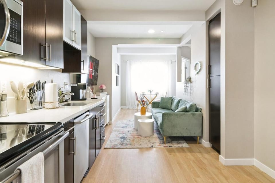 Sunny Santa Monica Retreat, Walk to Beach Apartment in Santa Monica