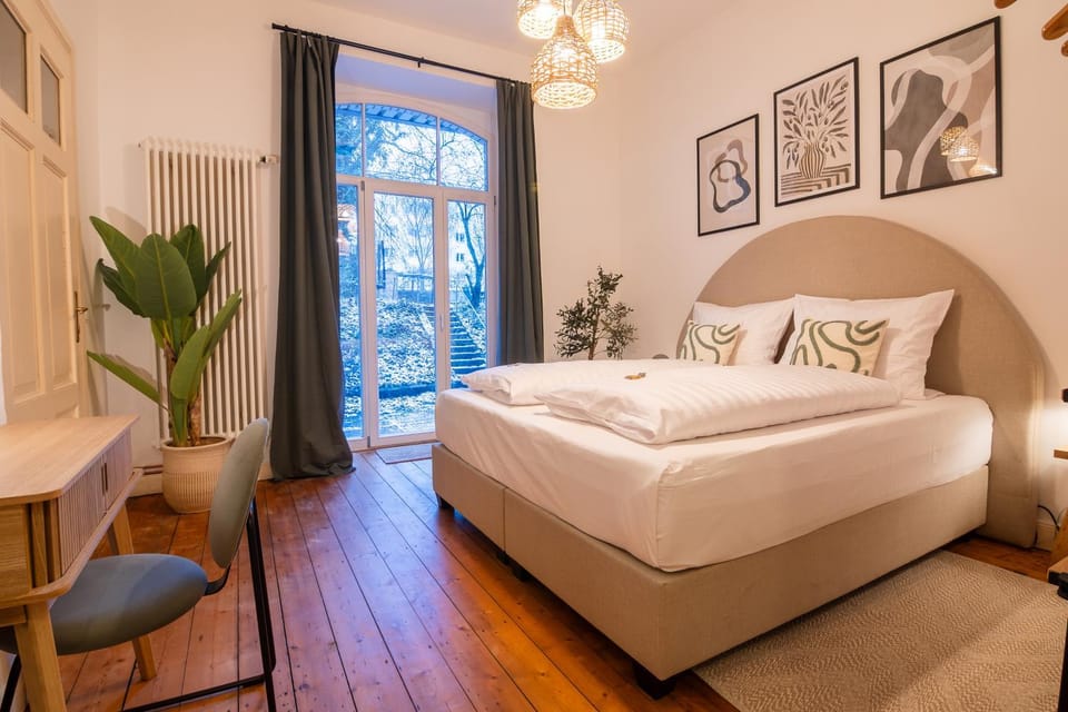 Bed, Seating area, Bedroom, internet