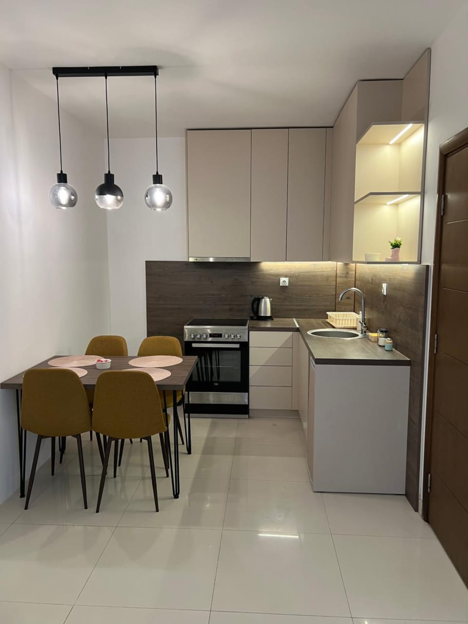 Kitchen or kitchenette, Dining area, oven, stove