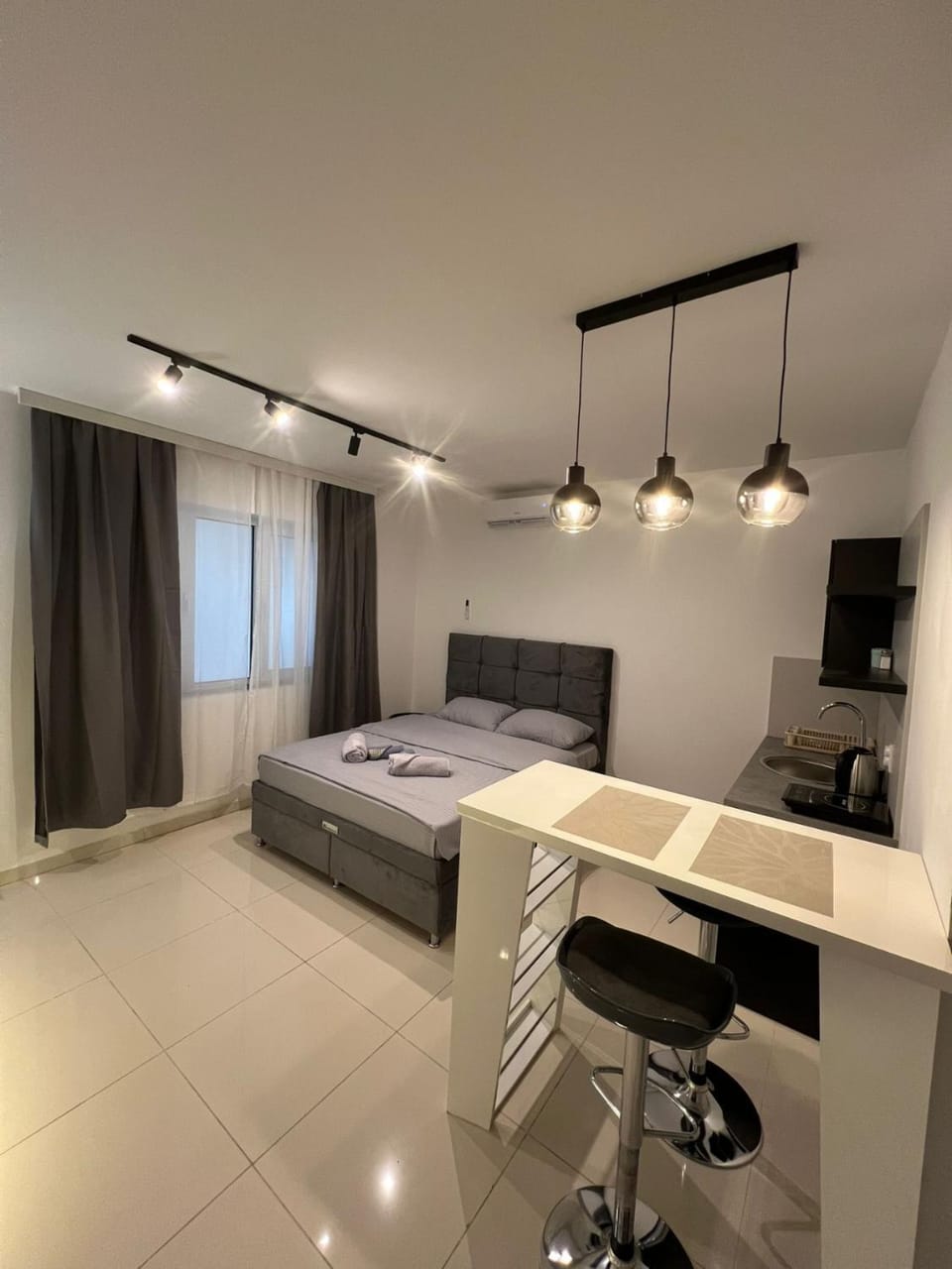 Bed, Photo of the whole room, Seating area