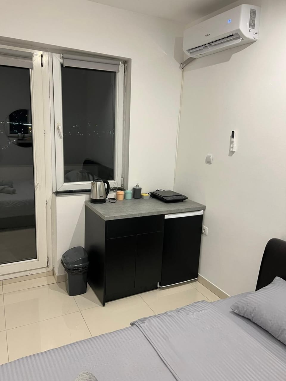 Bed, Kitchen or kitchenette, Photo of the whole room, Bedroom, air conditioner