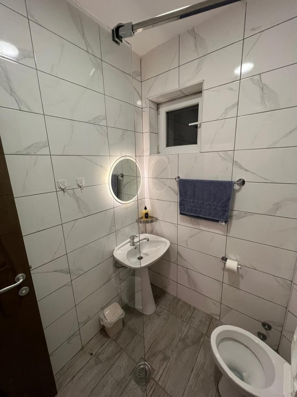 Shower, Toilet, Bathroom, towels