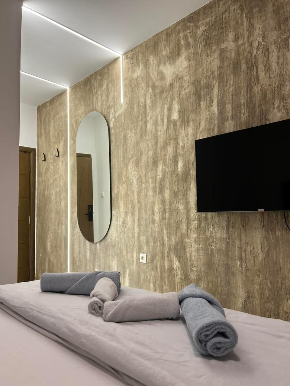 Bed, TV and multimedia, Photo of the whole room, Bedroom