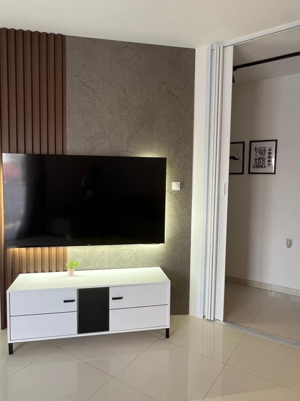 Bed, TV and multimedia, Living room, Photo of the whole room, Seating area