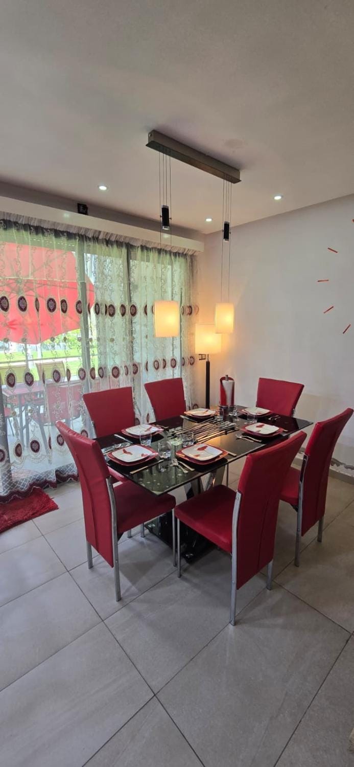 Dining area, Food, air conditioner