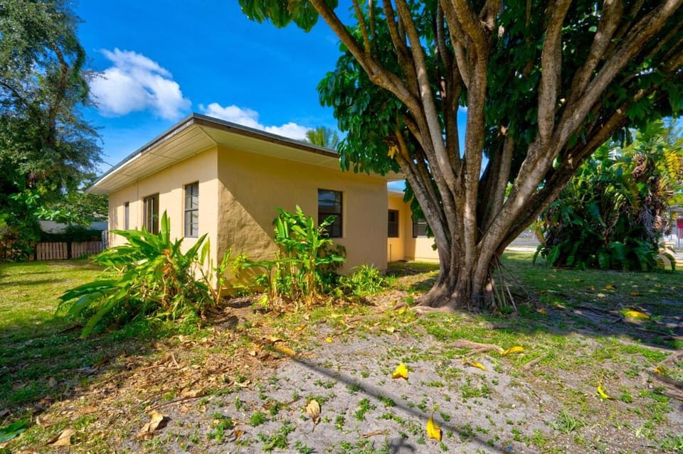 Cozy 3-Bedroom Miami Apartment House in Miami Shores