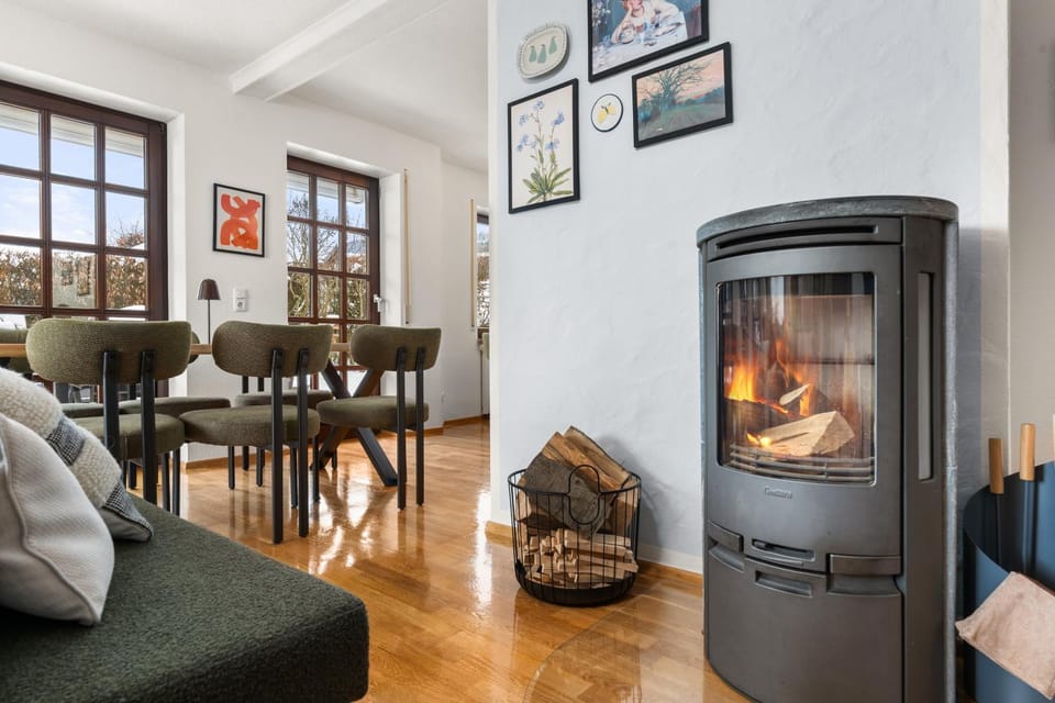 Living room, Seating area, Dining area, fireplace