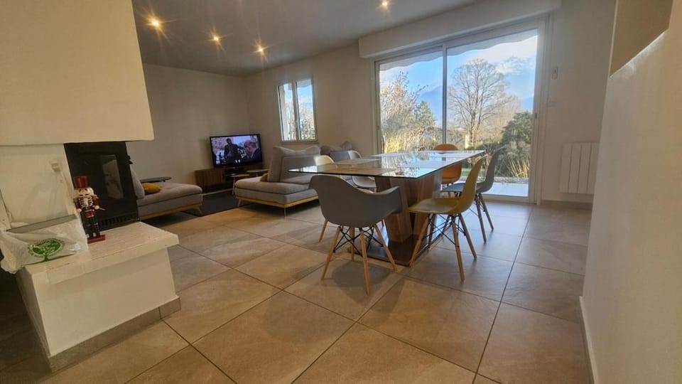 TV and multimedia, Living room, Dining area