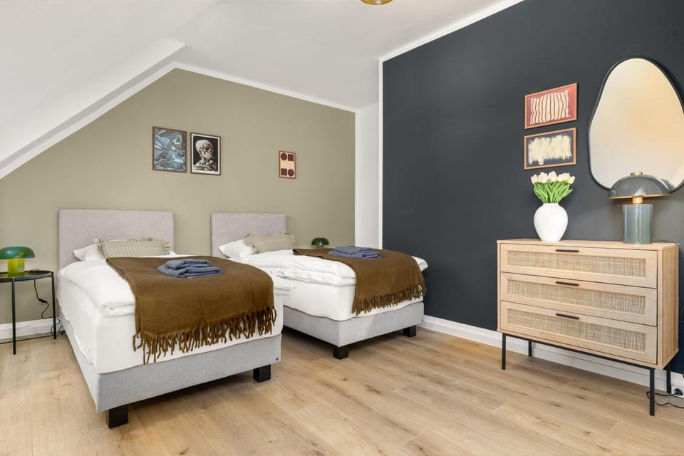 Bed, Bedroom, towels, wardrobe