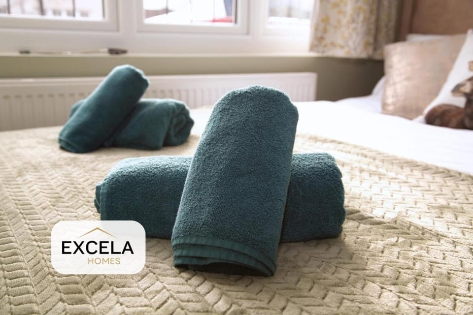 Bed, towels