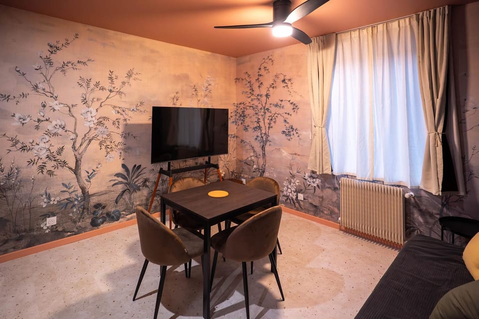 Communal lounge/ TV room, TV and multimedia, Living room, Seating area, Dining area, Evening entertainment