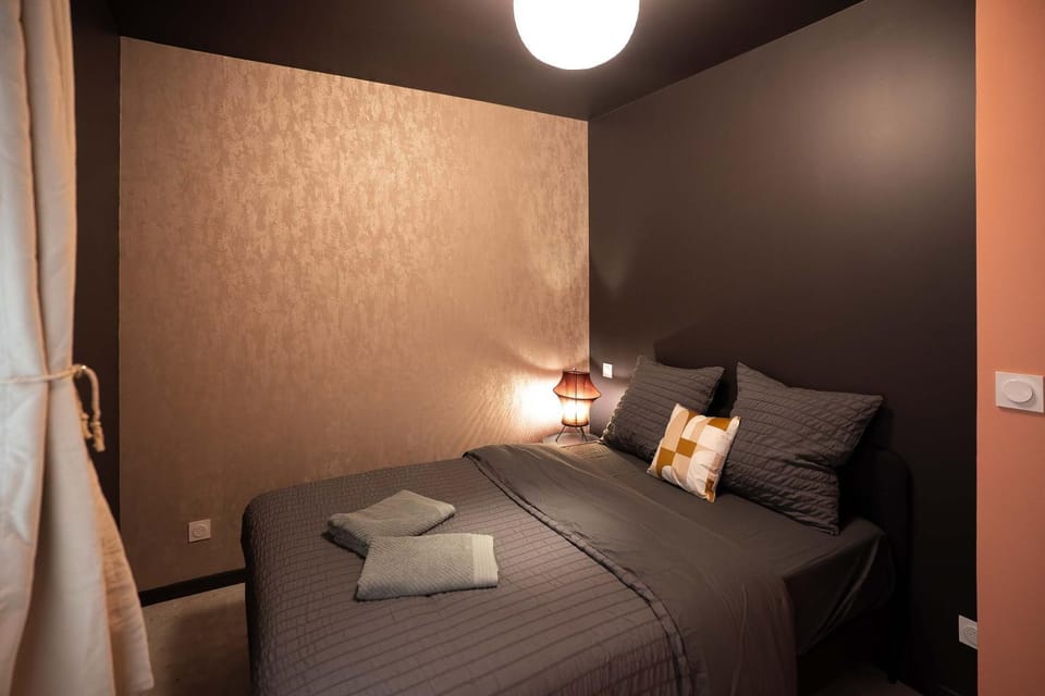 Bed, Photo of the whole room, Bedroom, towels