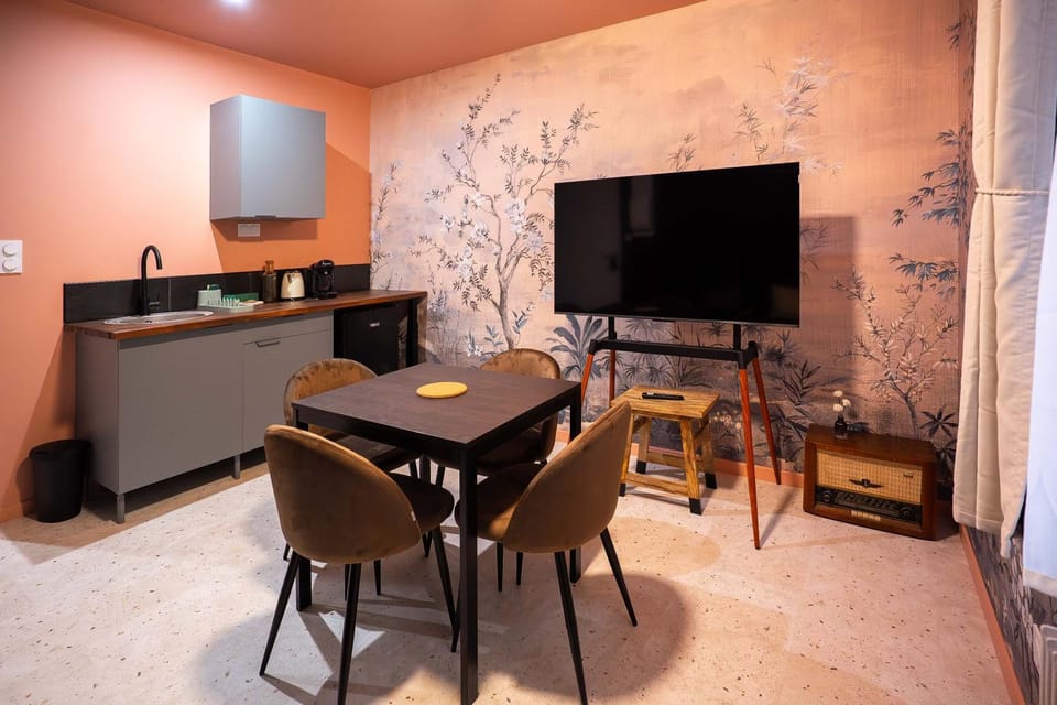 Communal lounge/ TV room, TV and multimedia, Kitchen or kitchenette, Living room, Seating area, Dining area, Evening entertainment