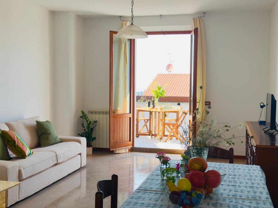 Communal lounge/ TV room, TV and multimedia, Balcony/Terrace, Living room, Seating area