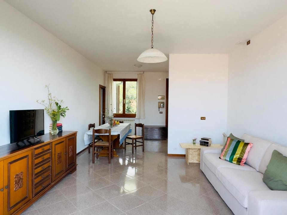 Communal lounge/ TV room, Living room, Seating area, Dining area, Evening entertainment