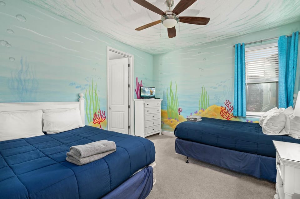 Private Heated Pool Game room 6MI to Disney House in Four Corners
