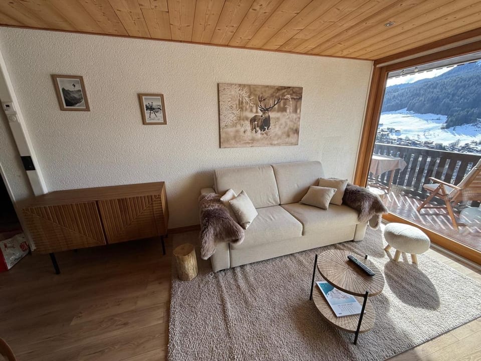 View (from property/room), Balcony/Terrace, Living room, Mountain view
