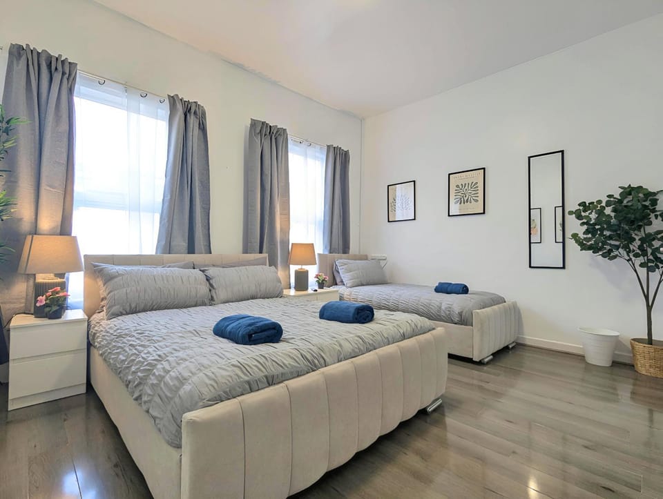 Large 2-Bed Near City Centre & Anfield Parking House in Liverpool