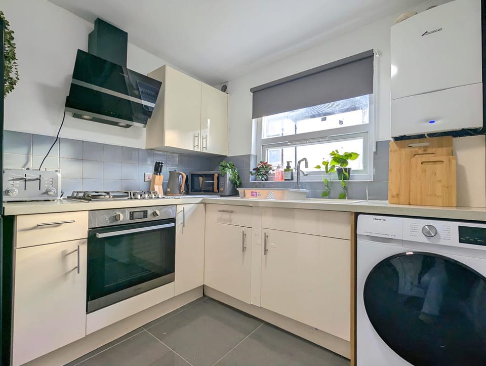 Large 2-Bed Near City Centre & Anfield Parking House in Liverpool