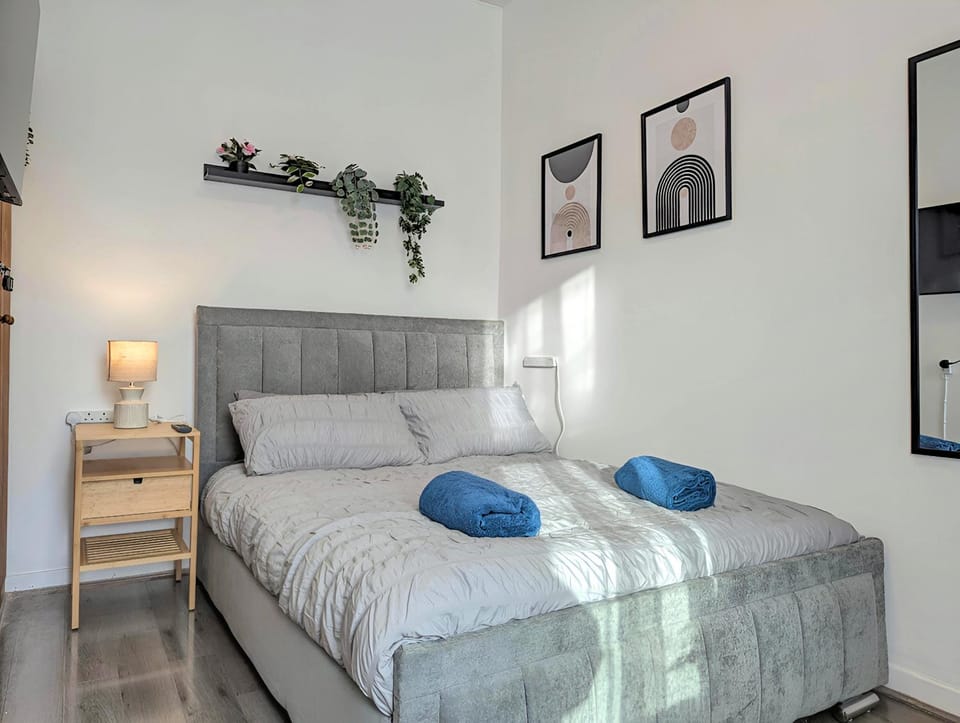 Large 2-Bed Near City Centre & Anfield Parking House in Liverpool
