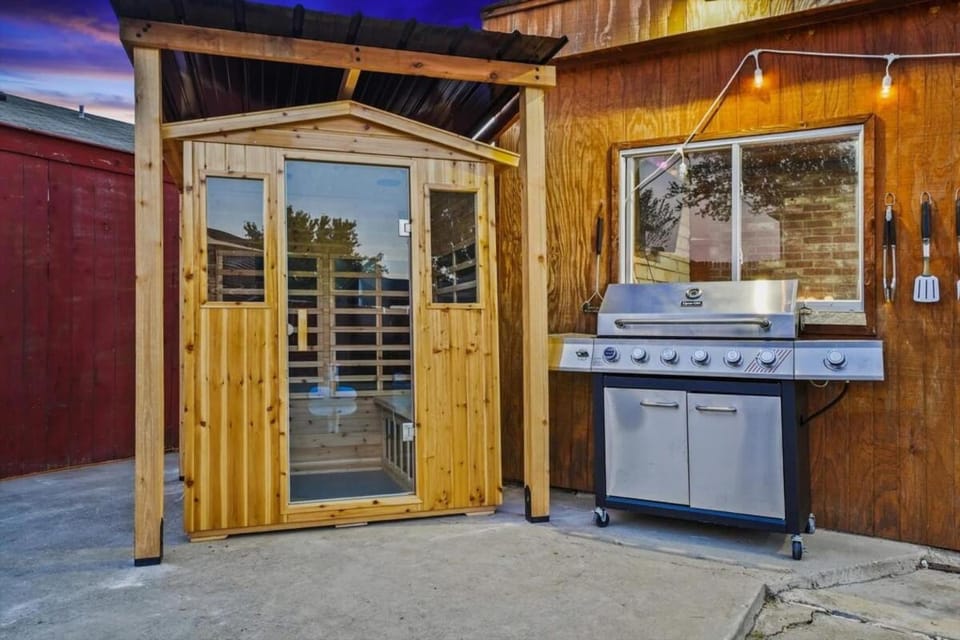 Grand 5BR 2 5B Villa with Pool & Hot Tub House in Arlington