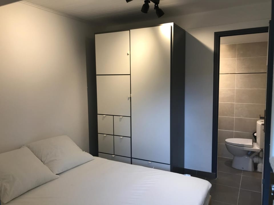 Bed, Photo of the whole room, Bedroom