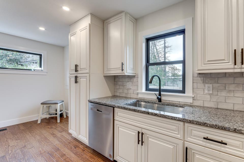 2 Mi to Lake Tomahawk Park! Quiet Escape with Deck House in Black Mountain