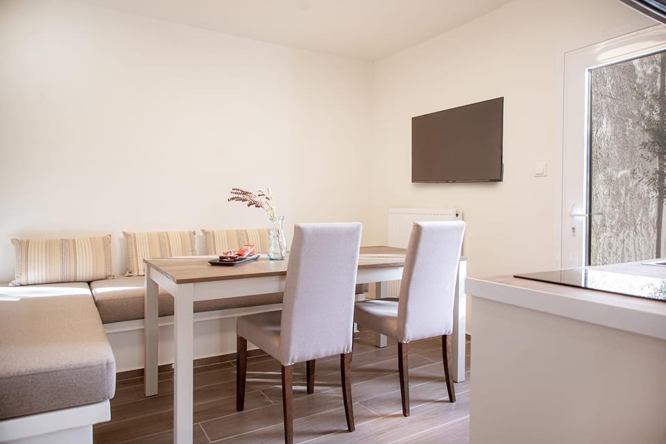 TV and multimedia, Living room, Seating area, Dining area