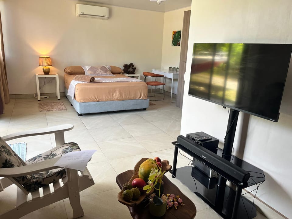Beachfront Cabin with AC, Starlink, hot water, Nature Paradise Cabin in Cartago Province, Costa Rica