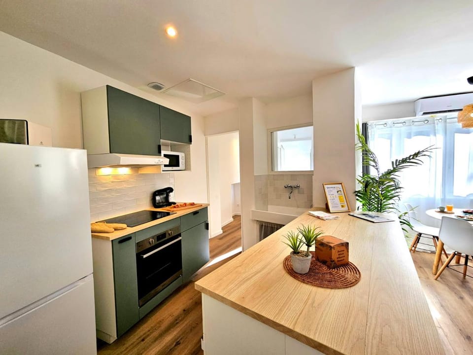 Kitchen or kitchenette