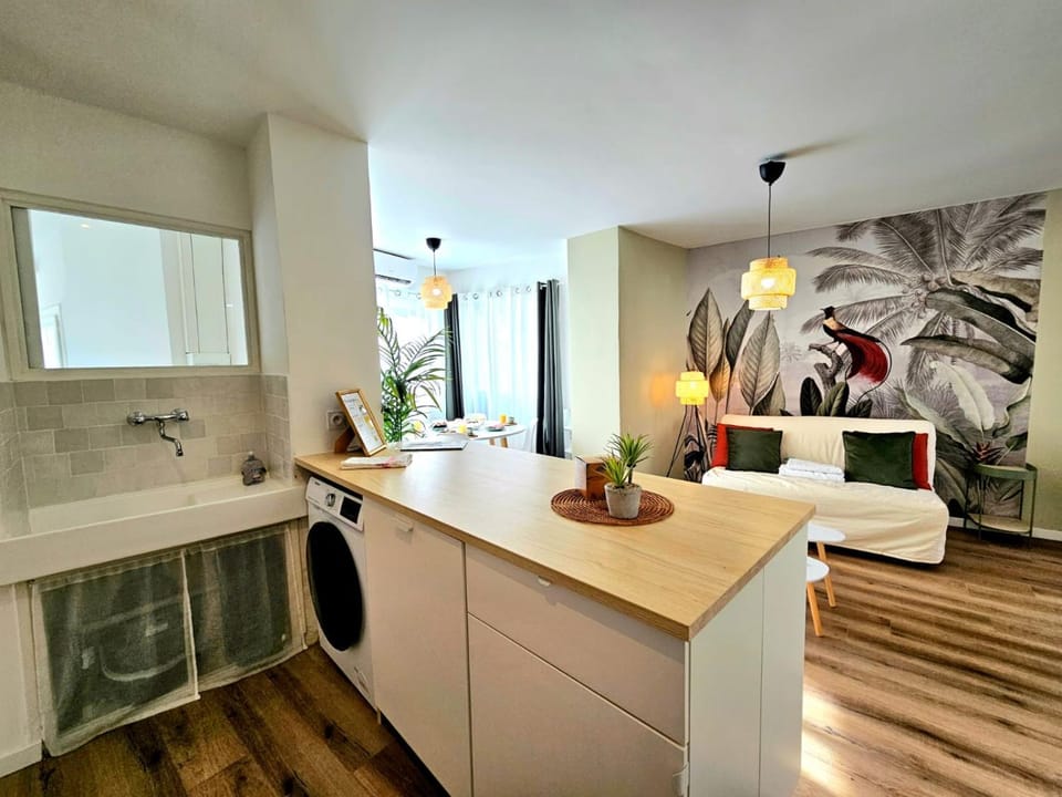 Kitchen or kitchenette