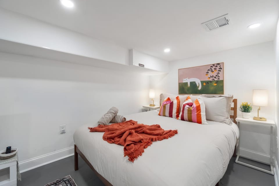 Bed, Photo of the whole room, Bedroom