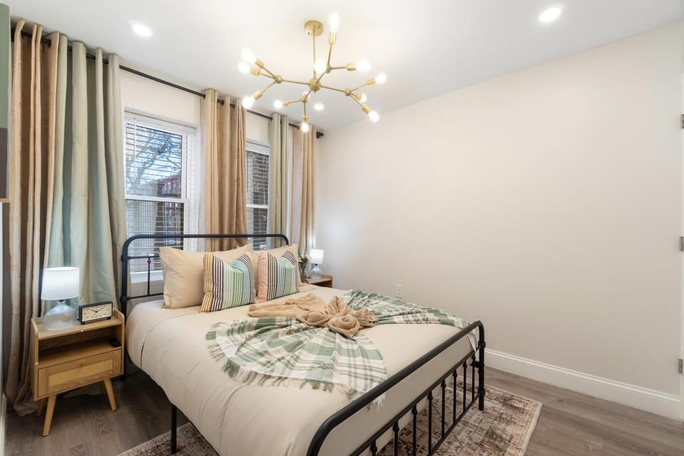 Bed, Photo of the whole room, Bedroom, towels