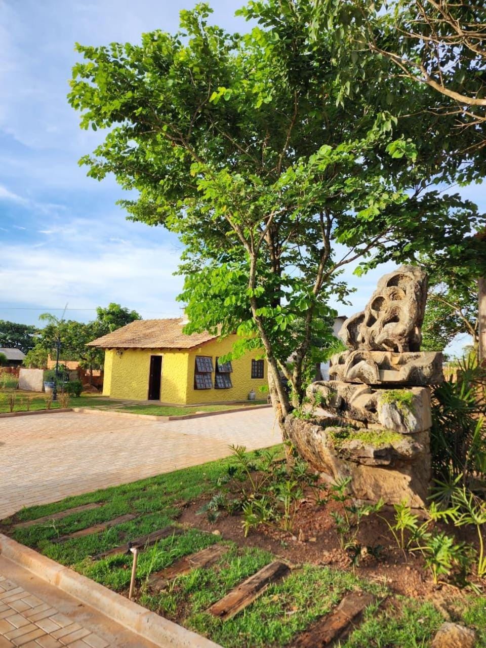 Facade/entrance, Natural landscape, Garden, Garden