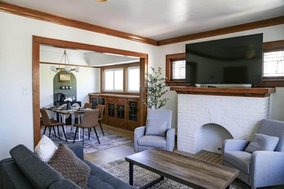 Near AmFam Field & Pettit |Sleeps 12|4BR + Parking House in Wauwatosa